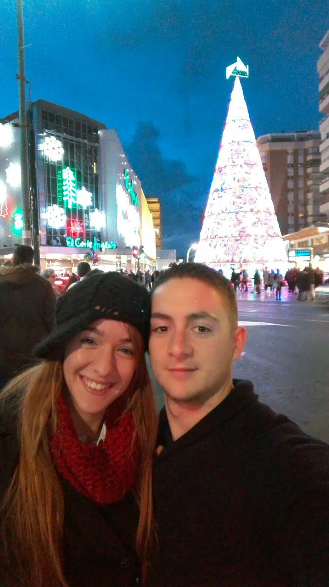 Lauriqa94's tweet photo. Finde muy entretenido con mi gordo 😘🎄🎇🍸🎁 @javi_esquiva https://t.co/SYzKG98aOJ