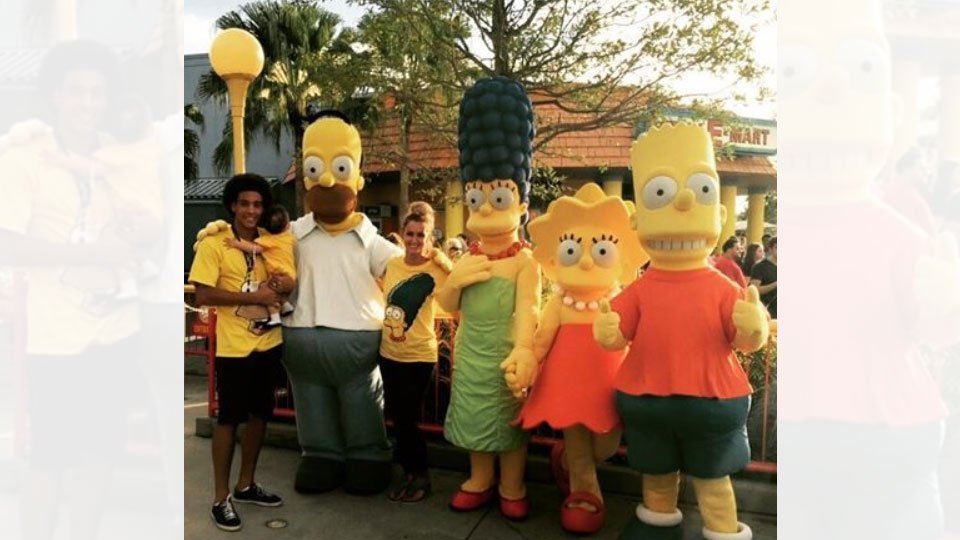 sporza's tweet photo. "The Witsels" meet @TheSimpsons in Florida https://t.co/4lqYJmpMOz #opvallend https://t.co/WUjERdypS5