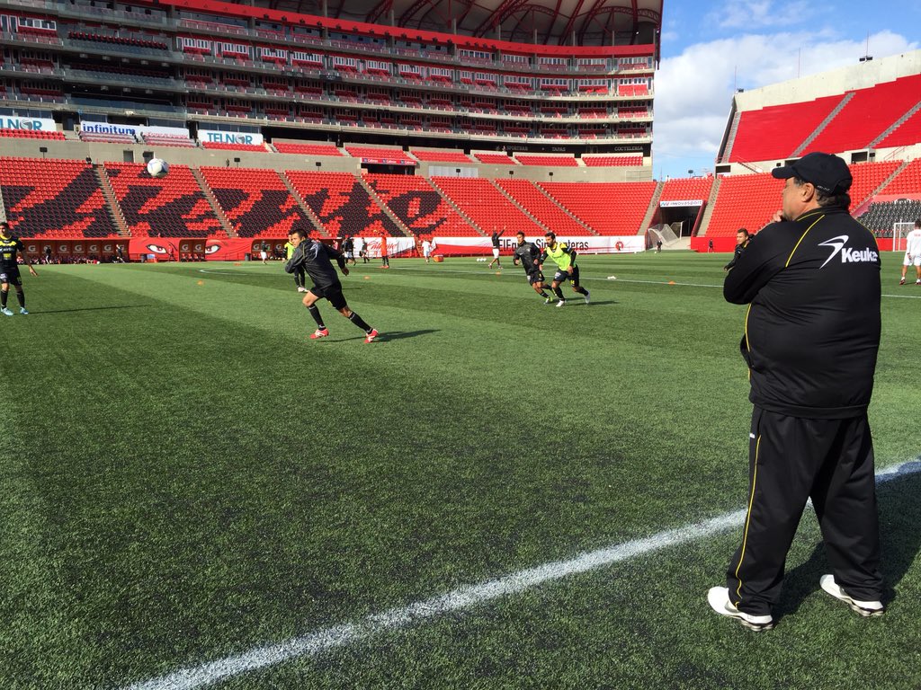murcielagosfc's tweet photo. Se realizan los movimientos de calentamiento en la cancha del estadio Caliente. #Pretemporada #PartidoDePreparacion https://t.co/eVty9WHGTm