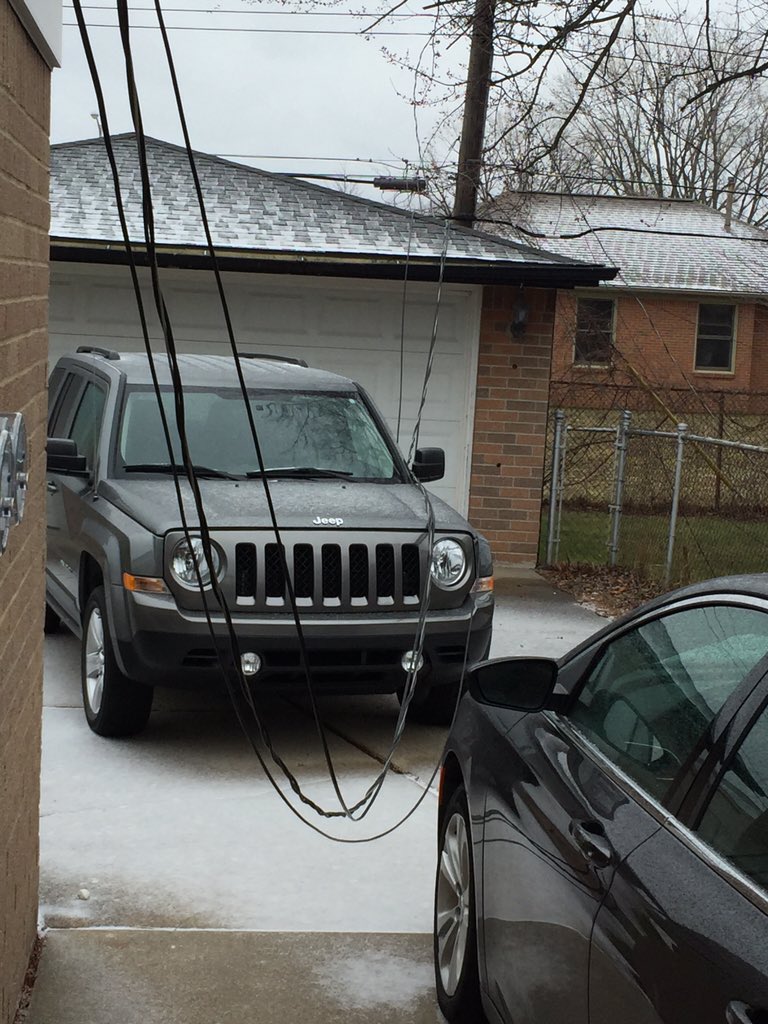 Luxie313's tweet photo. Help @DTE_Energy #icestorm #downwire https://t.co/YvgLKlLKIt