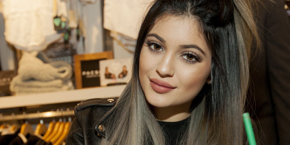 TuRevis's tweet photo. #KylieJenner se hizo un nuevo tatuaje… ¡con un raro significado!
https://t.co/p1OLmfnurv https://t.co/lm9ptWiPzR