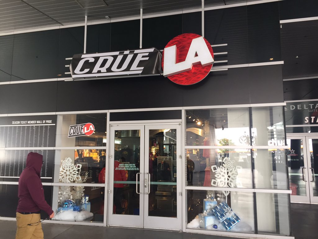 MCHistMem's tweet photo. #MotleyCrue pop up shop at #staplescentre #la #LosAngeles #ripmotley https://t.co/yDsxhSEblp