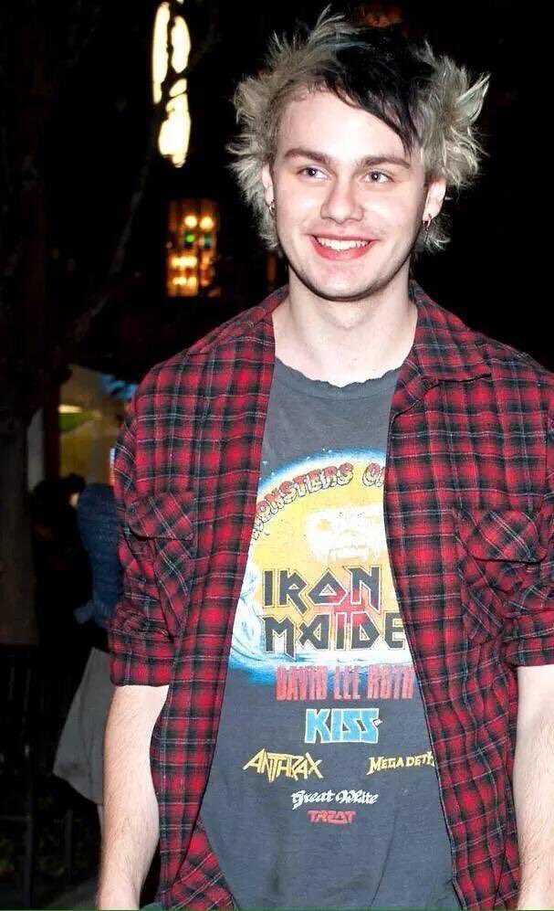 whenx5sos's tweet photo. michael's reverse skunk hair https://t.co/maf6oJ1aj2