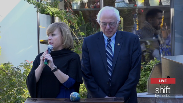 MSNOWNews's tweet image. LIVE NOW: @BernieSanders discusses women’s issues at a Women leaders Lunch in Las Vegas on.msnbc.com/1YNAnhx
