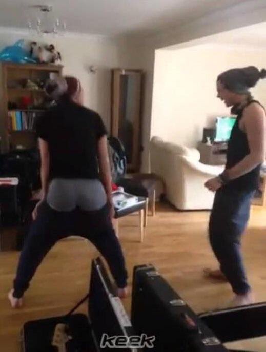 whenx5sos's tweet photo. 5sos keeks https://t.co/StiQ61Gi2s