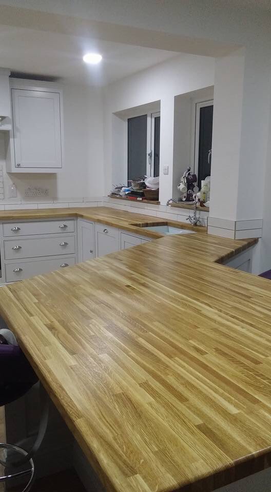 GuerinConstruct's tweet photo. Last kitchen of the year looking good! #kitchen #guerinconstruction #oakworktops #bespokekitchen #bespokestaircase https://t.co/Df81JA8so5