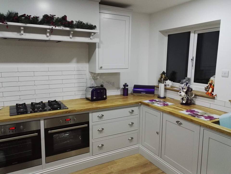 GuerinConstruct's tweet photo. Last kitchen of the year looking good! #kitchen #guerinconstruction #oakworktops #bespokekitchen #bespokestaircase https://t.co/Df81JA8so5