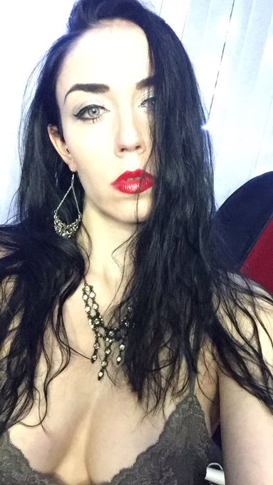 Logging on....a tad messy lol https://t.co/6EqANuo9mZ