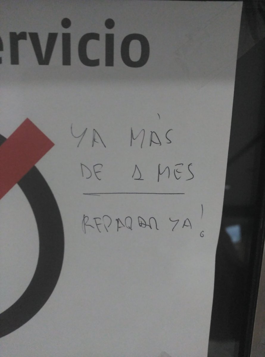 SoydeZaragoza's tweet photo. La máquina de billetes de #cercaniaszaragoza, sin funcionar en la Est. Delicias. Los viajeros dejan ya sus quejas... https://t.co/PCK4kV4de6