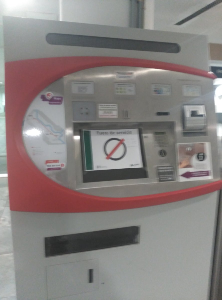 SoydeZaragoza's tweet photo. La máquina de billetes de #cercaniaszaragoza, sin funcionar en la Est. Delicias. Los viajeros dejan ya sus quejas... https://t.co/PCK4kV4de6