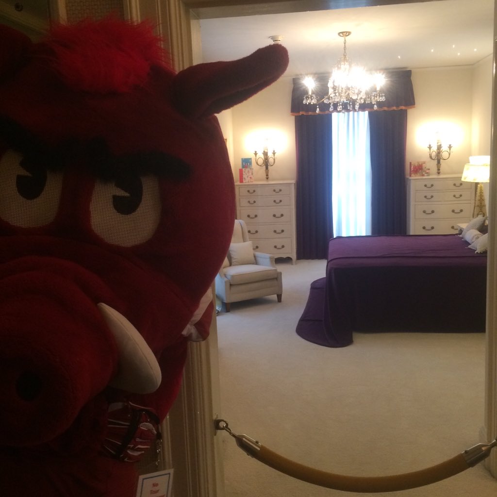 RazorbackBigRed's tweet photo. Amazing tour of #Graceland! Thanks to the wonderful staff of @VisitGraceland for their hospitality! 🎸🎤 #Elvis https://t.co/mm39FCqYzX