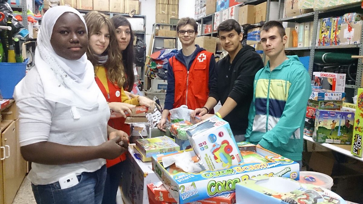 CruzRojaZgz's tweet photo. Hasta el 30 diciembre se admiten donaciones de #Juguetes NUEVOS, ni bélicos, ni sexistas. Estás a tiempo ¿te animas? https://t.co/zTrXE2IMgG