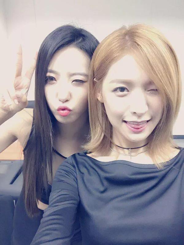 MelissaSCV's tweet photo. Dahye &amp; Alice 😊
#TeamBESTie #TeamHelloVenus #SOOMPIAWARDS201 #베스티 #익스큐즈미 #HelloVenus https://t.co/hkOF64fBUp