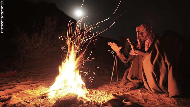 اليا غشاني الليل والصبح دبر
وانطفت الانوار واظلم بي الحي 

قاام الامام بوسط صدري وكبر
تكبيره الميت على قلبي الحي