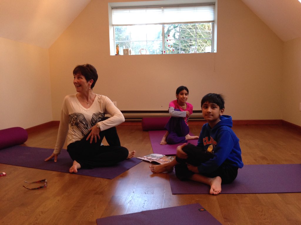 1/2 Beautiful Yoga Session with <a href="/JuliaOTYOGI/">Julia Ward</a> this afternoon - breathing exercises, magic stick &amp; animal poses 💙