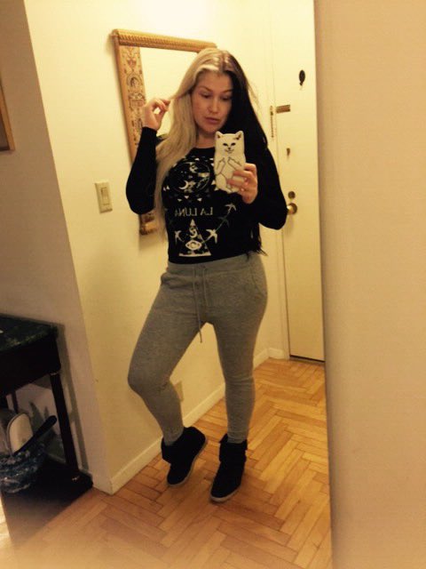 IamNikkiPhoenix's tweet photo. Made it 2 NYC wearin my comfy gear! Cute "large" #NYC apt! Join me on #SUPE 4 all my NY fun! https://t.co/34dMewUf8J https://t.co/mRIJmL5V1g