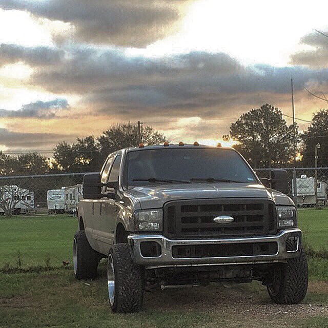 craigg107's tweet photo. Love this truck. #PaintedWindows #7Three #TintedWindshield #CantSeeMe #305Gang https://t.co/Sao2vRx3YV