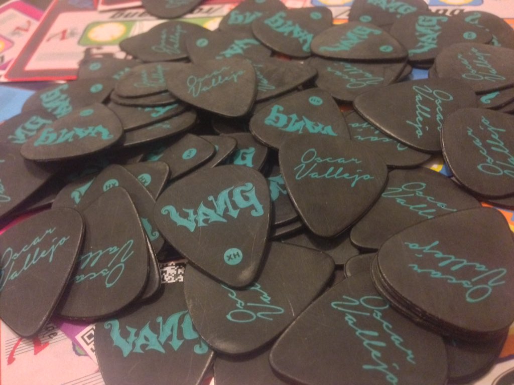OscarVallejoMx's tweet photo. Gracias a @djpicksland x cumplir su promesa. Las mejores con las q haya tocado. RT y Fav duro!! #Rock #Picks #Vang https://t.co/Pt3QM0AMFl