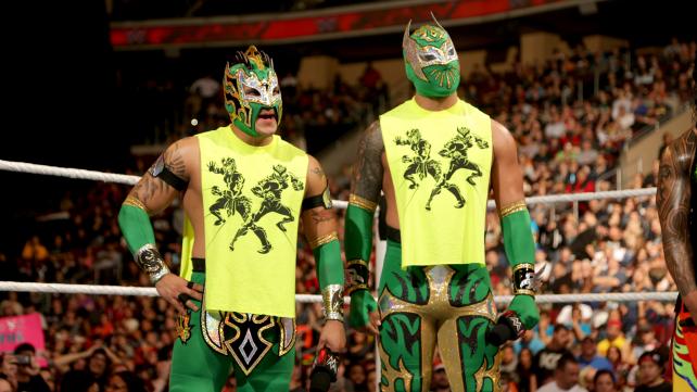 Adult Fan Takes Cena Gear from Younger Fan, WWE Announcer Loses Voice, ... - dailywrestlingnews.com/adult-fan-take… #WWE #TNA