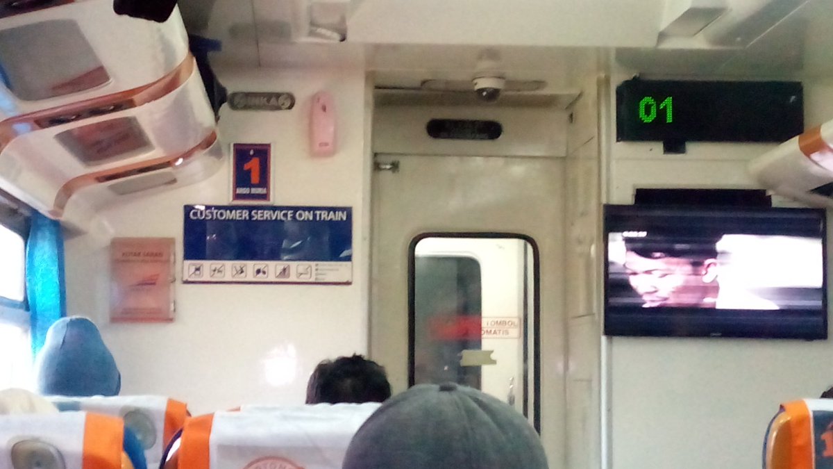 Kemana penumpang harus mengadu? perlu pembenahan papan informasi cust care yg kosong...#KA Argo Muria, 29 Des 2015