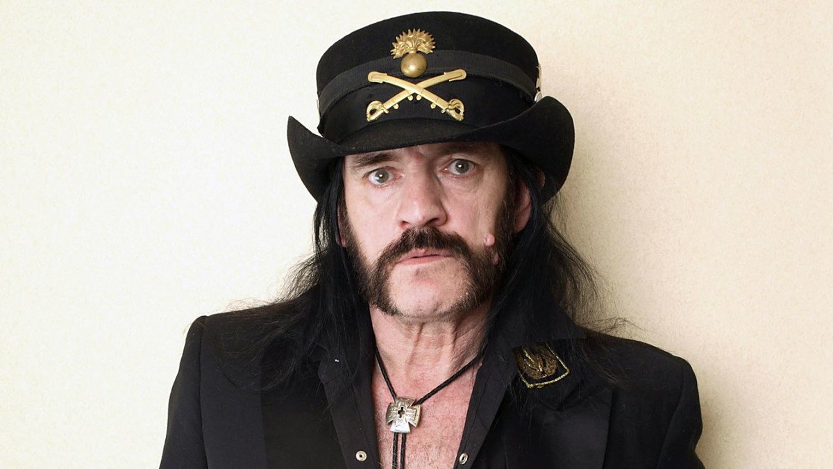 Lemmy has passed away at the age of 70 goo.gl/xJ2ASw