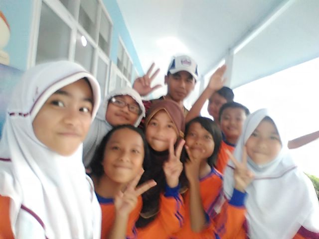 Dinfiqram1's tweet photo. My Team Voli childrens in SD Angkasa3 Bandung semangat tuk jdi yg terbaik.... https://t.co/IF8RBbo60J