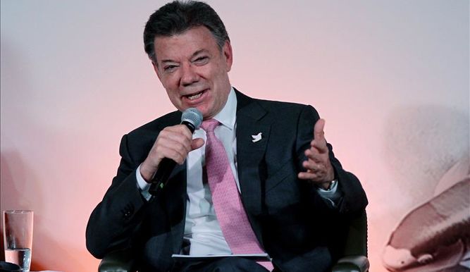 #Mundo: El presidente <a href="/JuanManSantos/">Juan Manuel Santos</a> pide a colombianos ahorrar agua por sequía. Más en bit.ly/1Vn3JDf