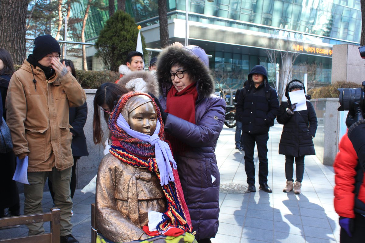 위안부 문제 합의, 형식적 사과·돈으로 위안부문제 해결 불가, 위안부 소녀상 이전은 한-일 정부가 합의할 수 없어... me2.do/FA7kXUBr