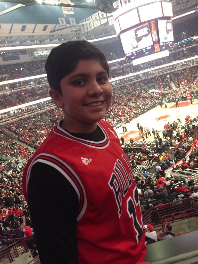 beeneebabie's tweet photo. #cheeronchicago!!!! https://t.co/w8QtNjlsqX