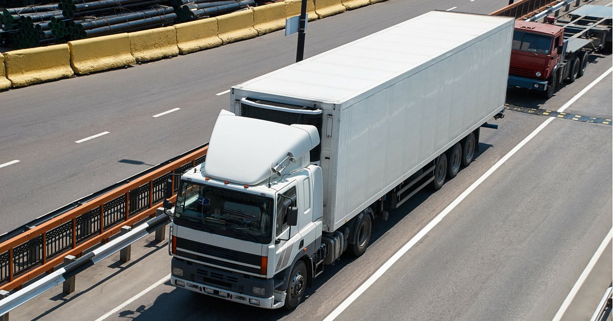 Heavy vehicle driving tip: When approaching a hazard, wait a full 12 secs before approaching it. #truckdriversafety