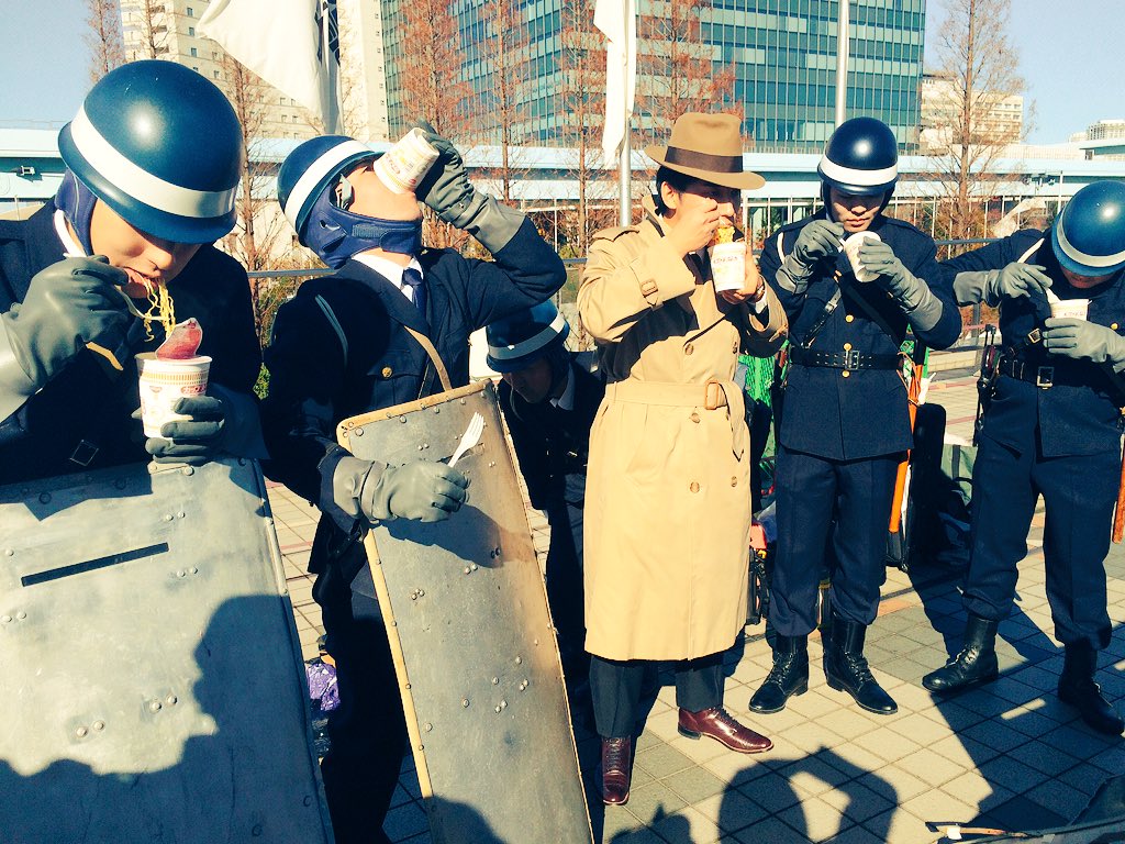 コミケ 銭形警部率いるカリオストロの城の銭形突撃隊コスプレが早速登場 Togetter コミケ 銭形警部率いるカリオストロの城の銭形突撃隊コスプレが早速登場 Togetter