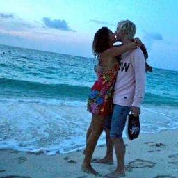 LatimerSavaReal's tweet photo. -Riker Dame un beso
-Para que esta una fan con un cel
-Que me la chupe veni
-Te esta bardeando jajaja https://t.co/f2p6DgDwsD