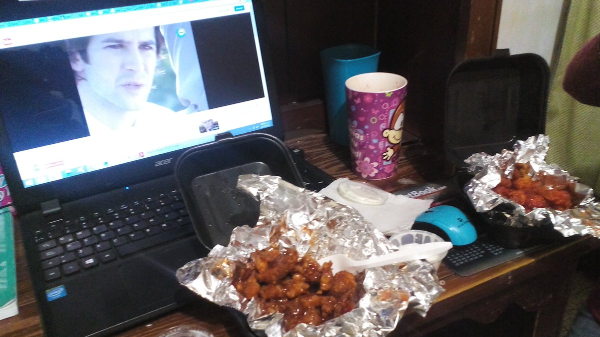 _Oreon_'s tweet photo. Como cuando tu madre es cómplice de tus aventuras de comida #Boneless #FiveWings #ElClon https://t.co/MFGvTq3nOf