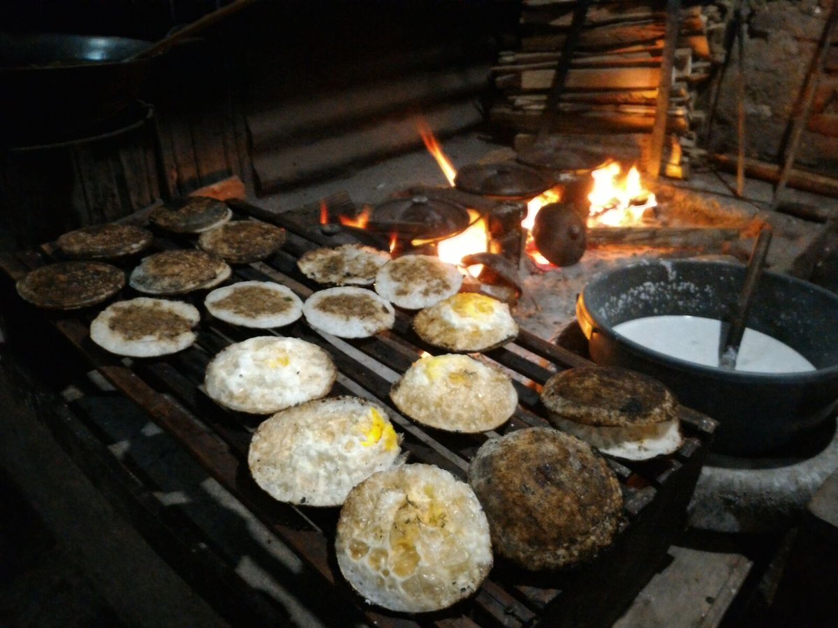 semestabercanda's tweet photo. Surabi Ceu Mamah ada di daerah purbaratu, sangat tradisional karena menggunakan kayu bakar #SerabiWar https://t.co/IunENBnvWf