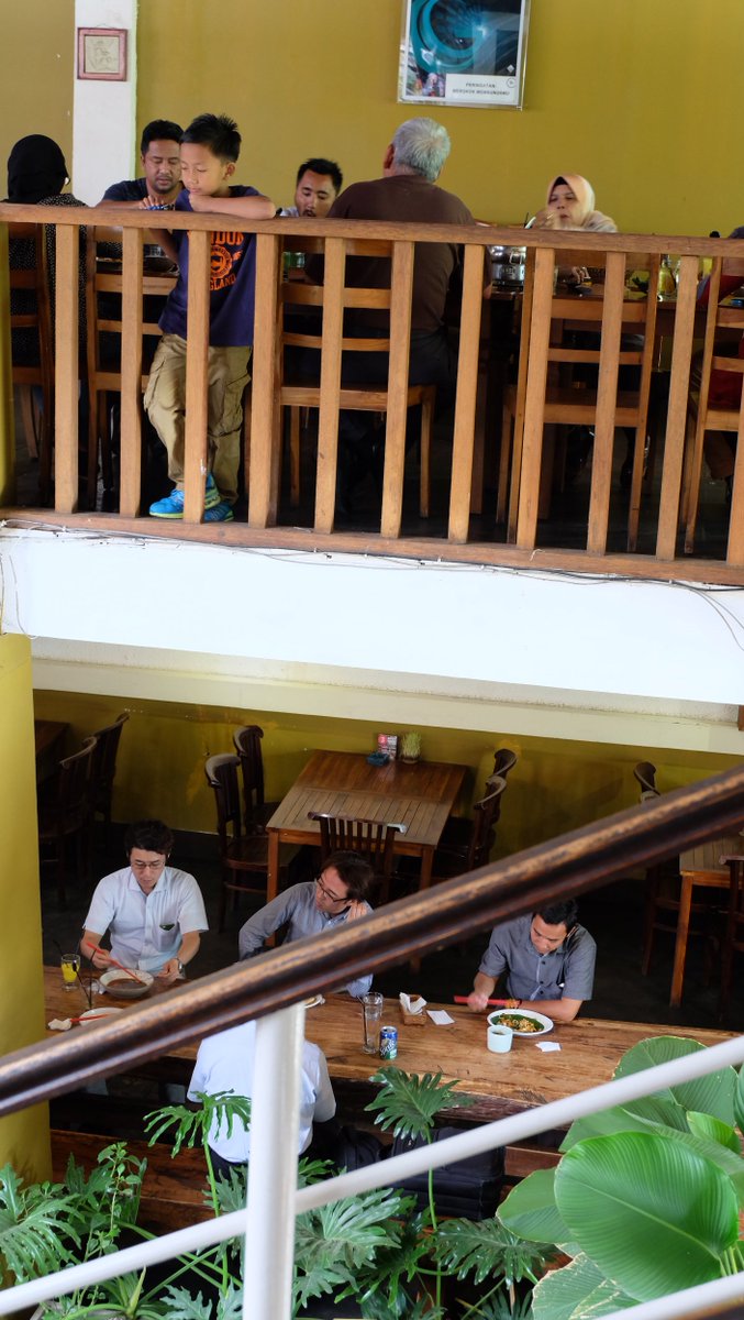 dua lantai semi outdoor, jadi semua bisa melihat langsung LIVE music yg kami sediakan
#kedaibelacan