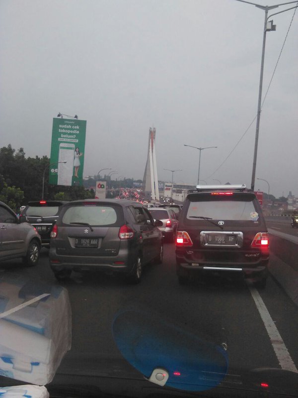 macettt gilaa,,macet2an,dari pada baper dan pusyingg pala bebii,,,ngaso cantieqq yuu ahh #celotehsore #MACETMACETAN
