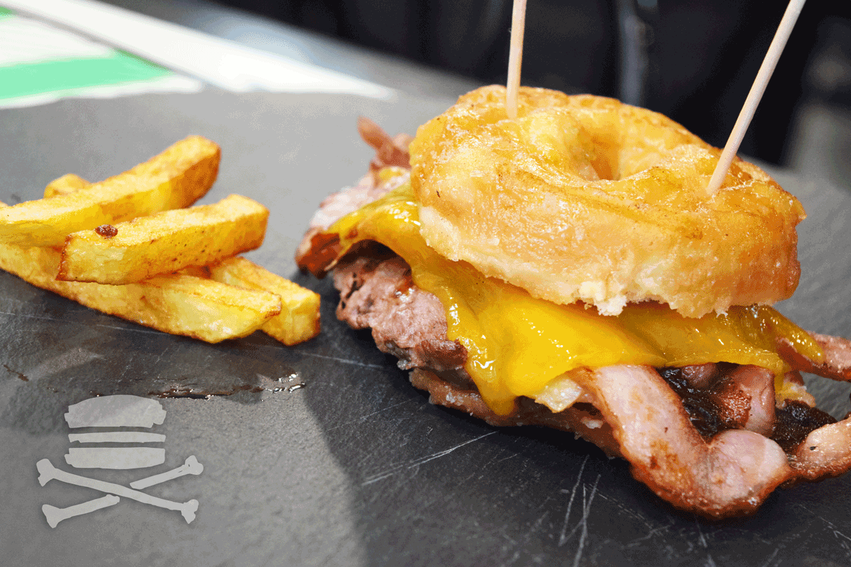 Con el tiempo se ha convertido en un clásico de nuestra carta. Imposible prescindir de la donuts burger #LBC 🍔💀🍔