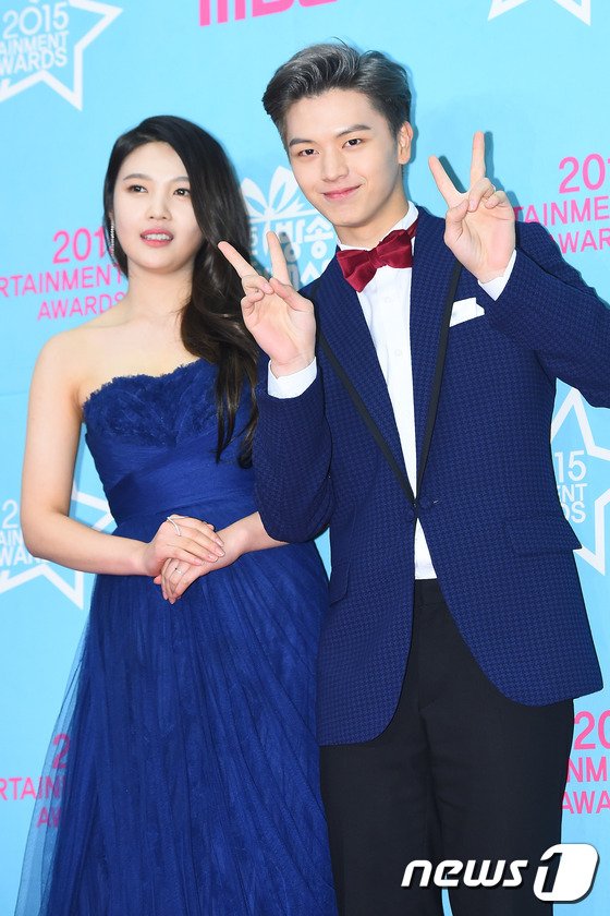 kpopers_family's tweet photo. 2015 MBC Entertainment Awards Red Carpet - WGM Yook Sungjae-Joy couple https://t.co/qdSQN5UQpS