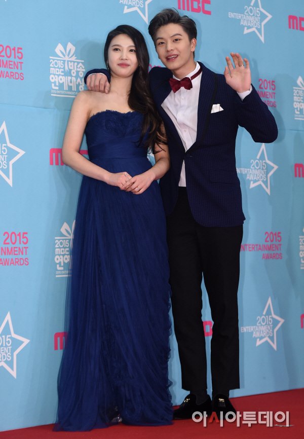kpopers_family's tweet photo. 2015 MBC Entertainment Awards Red Carpet - WGM Yook Sungjae-Joy couple https://t.co/qdSQN5UQpS
