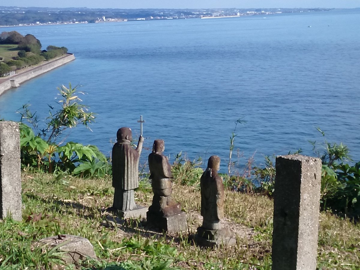 kamomenosuke's tweet photo. 本丸から島原湾を望む場所に3体の像。往時、海からはポルトガル船ではなく、幕軍要請によるオランダ船が原城めがけて10日間に渡り砲撃。波の音だけが響くその姿はまるで「音のソノリティ」。感動。 https://t.co/K9DBJ3ddyK