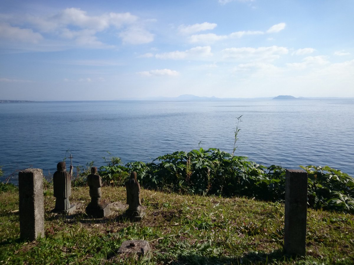 kamomenosuke's tweet photo. 本丸から島原湾を望む場所に3体の像。往時、海からはポルトガル船ではなく、幕軍要請によるオランダ船が原城めがけて10日間に渡り砲撃。波の音だけが響くその姿はまるで「音のソノリティ」。感動。 https://t.co/K9DBJ3ddyK