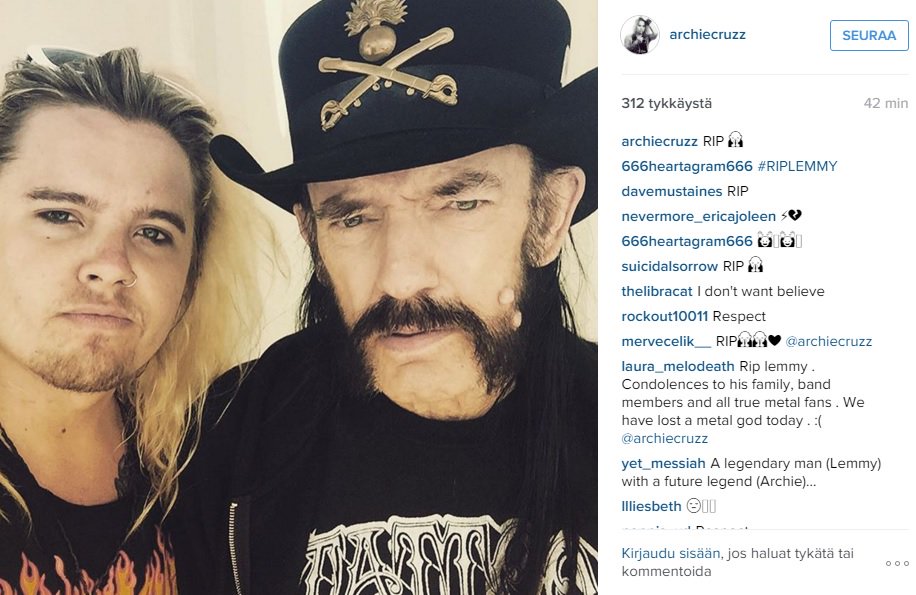 "Ainoa oikea tapa muistaa tänään #Lemmy:ä, on <a href="/JackDaniels_US/">Jack Daniel's</a> ja <a href="/CocaCola/">Coca-Cola</a>." -<a href="/ArchieCruzz/">Archie Cruz</a> instagram.com/p/_3bL_tlr7Z/?…