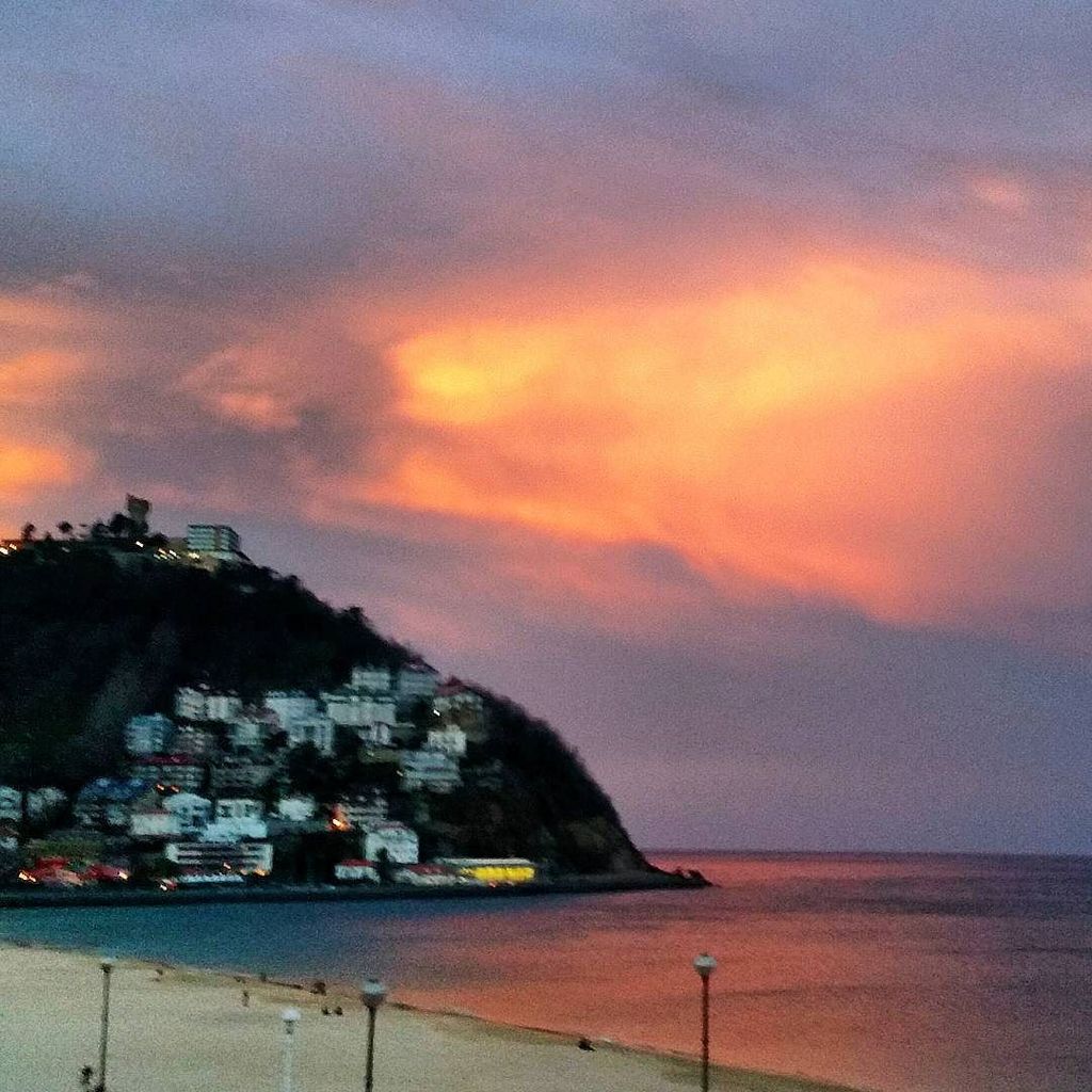 InakiJM's tweet photo. #donostiasansebastian #San_Sebastián #atardecer #cote_basque #euskadibasquecountry #movilgrafias by begocabaleiro https://t.co/AU1HcIIO3P