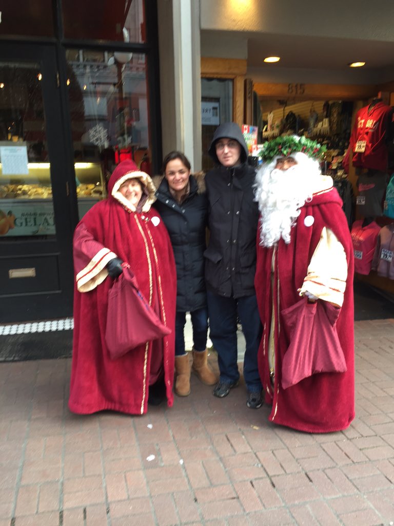 El momento en que te topas con Santa Claus y su esposa caminando tranquilamente por la calle.