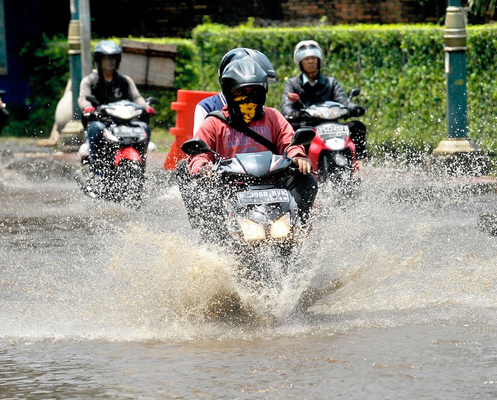 Selain bisa rusak mesin, terobos banjir juga bisa merusak ban motormu #SHCinfo