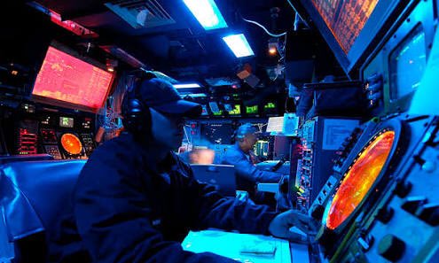 ウィザード03 On Twitter Cic戦闘指揮所 戦闘指揮所とは 現代の軍艦における戦闘 情報中枢のことである レーダーやソナー通信などや自艦の状態に関する情報が集約される部署であり 指揮 発令もここから行う Heavyobject Https T Co Dhyud1uhee Twitter