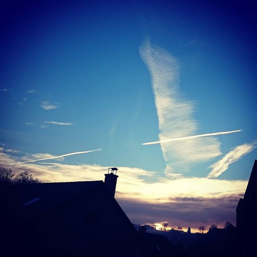 scia_chimica's tweet photo. 〰✈ #chemtrails #chemtrailsnet #haarp #poisontrail #sky #fakeclouds #fake #airplane #chemtr… https://t.co/8DUTKFT0YE https://t.co/Q08vtbhxZJ