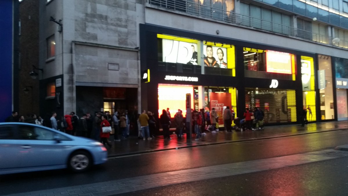hungryforapples's tweet photo. 8am on a Tuesday morning #jdsports #sales https://t.co/O11P3xAOr1