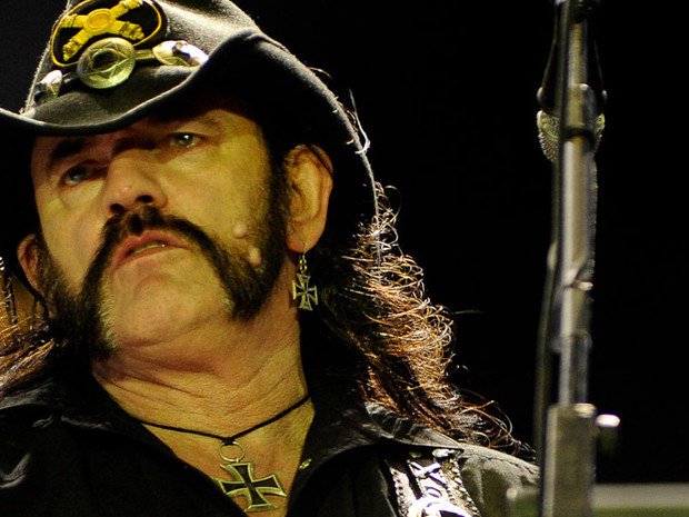 g1's tweet image. Lemmy Kilmister, líder do Motörhead, morre de câncer aos 70 anos glo.bo/1UeFlT1 #G1