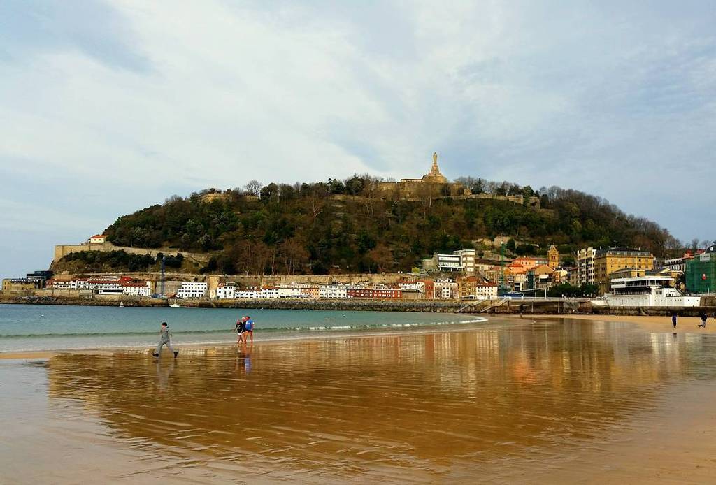 InakiJM's tweet photo. #donostiasansebastian #Reflejo #cote_basque #euskadibasquecountry #basquecountry #movilgrafias by begocabaleiro https://t.co/Oi4RHf2Cg0
